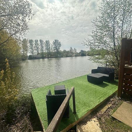Rudd Lake Luxury Lakeside Lodge With Fishing & Hot Tub@Tattershall Bagian luar foto