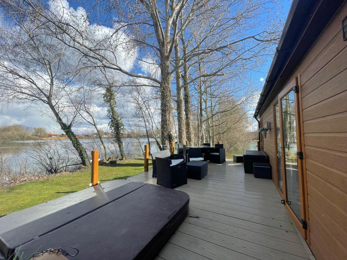 Rudd Lake Luxury Lakeside Lodge With Fishing & Hot Tub@Tattershall Bagian luar foto