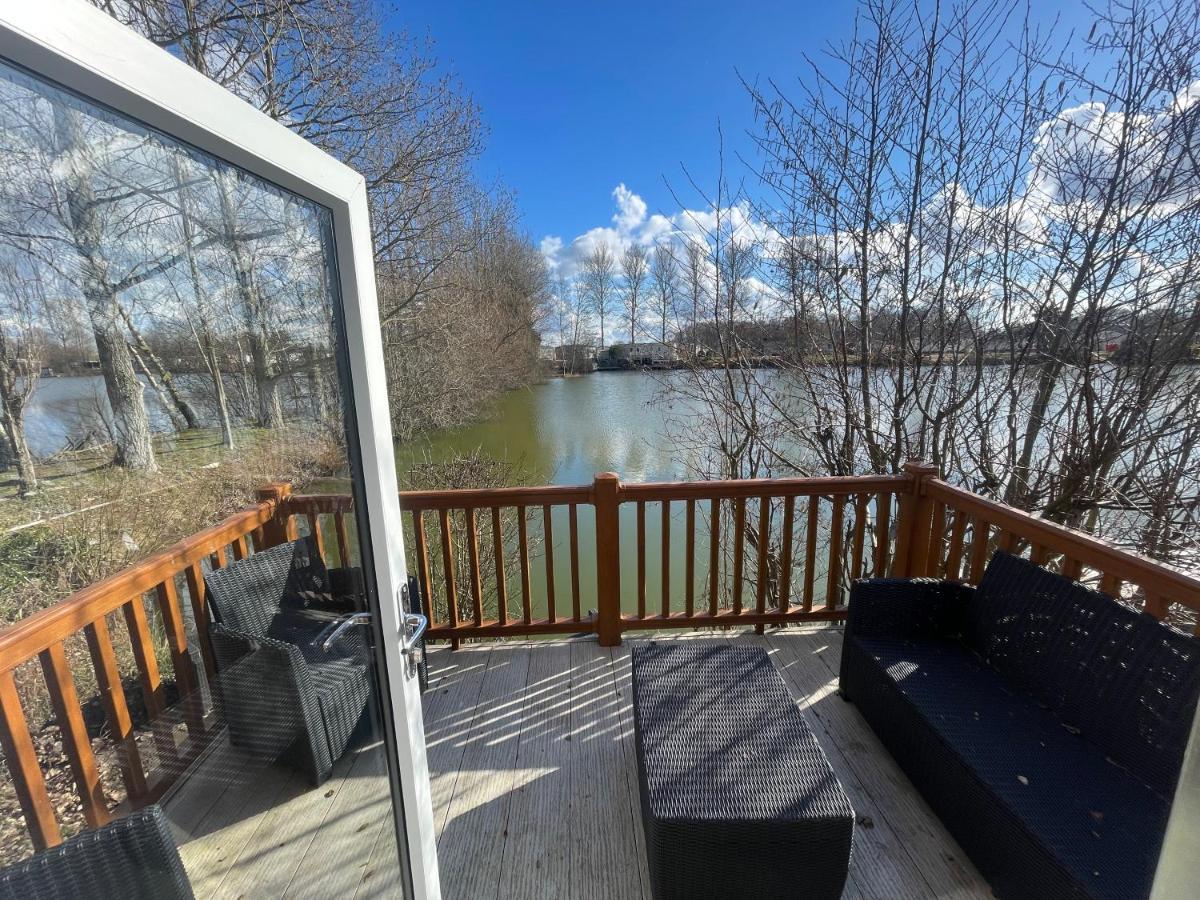 Rudd Lake Luxury Lakeside Lodge With Fishing & Hot Tub@Tattershall Bagian luar foto