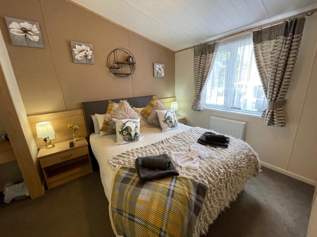 Rudd Lake Luxury Lakeside Lodge With Fishing & Hot Tub@Tattershall Bagian luar foto