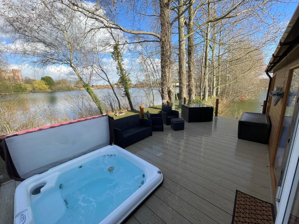 Rudd Lake Luxury Lakeside Lodge With Fishing & Hot Tub@Tattershall Bagian luar foto