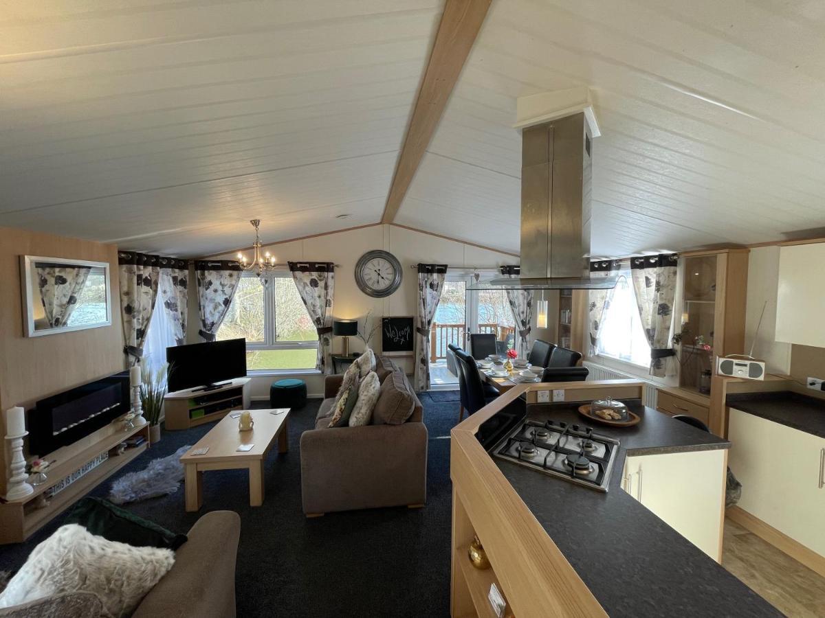 Rudd Lake Luxury Lakeside Lodge With Fishing & Hot Tub@Tattershall Bagian luar foto
