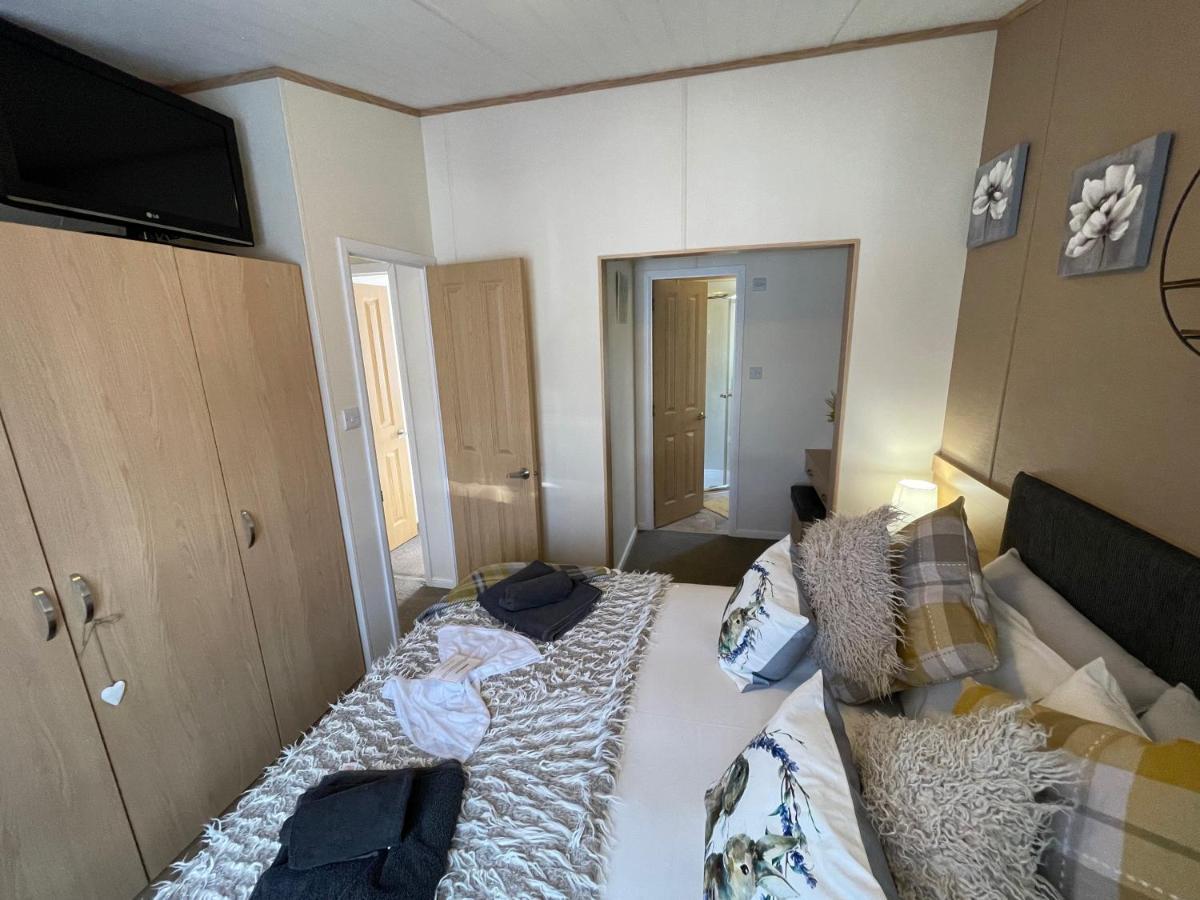 Rudd Lake Luxury Lakeside Lodge With Fishing & Hot Tub@Tattershall Bagian luar foto