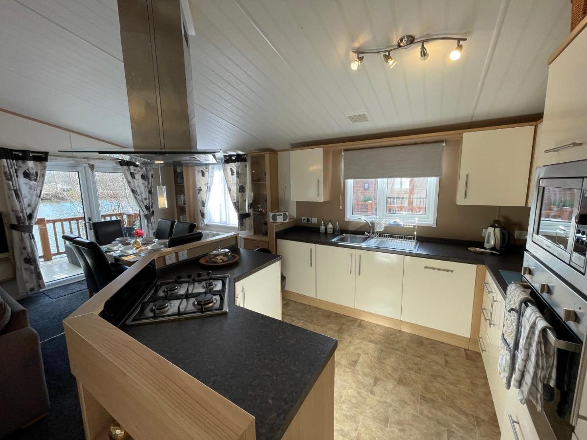 Rudd Lake Luxury Lakeside Lodge With Fishing & Hot Tub@Tattershall Bagian luar foto