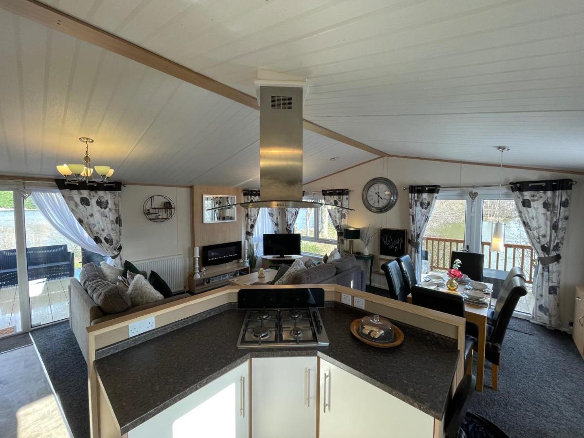 Rudd Lake Luxury Lakeside Lodge With Fishing & Hot Tub@Tattershall Bagian luar foto