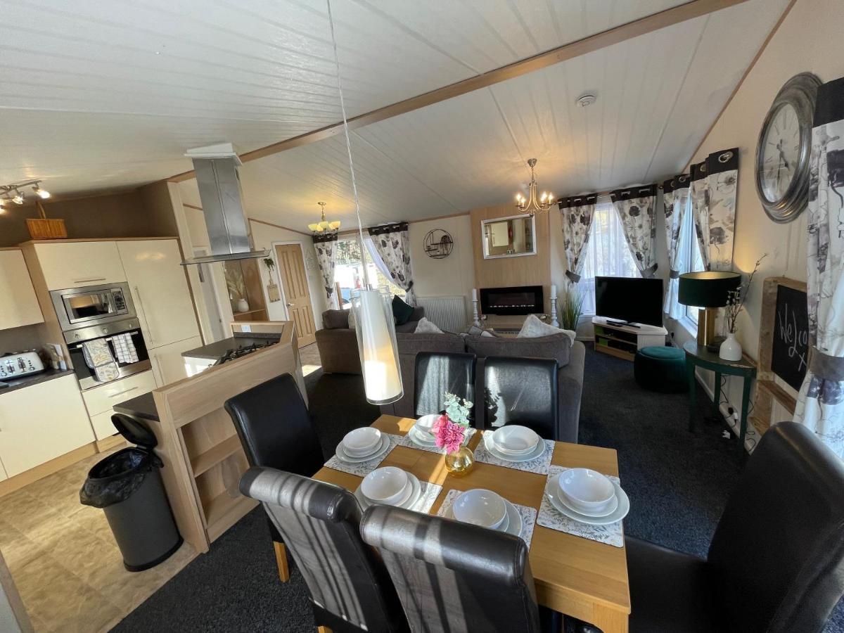 Rudd Lake Luxury Lakeside Lodge With Fishing & Hot Tub@Tattershall Bagian luar foto