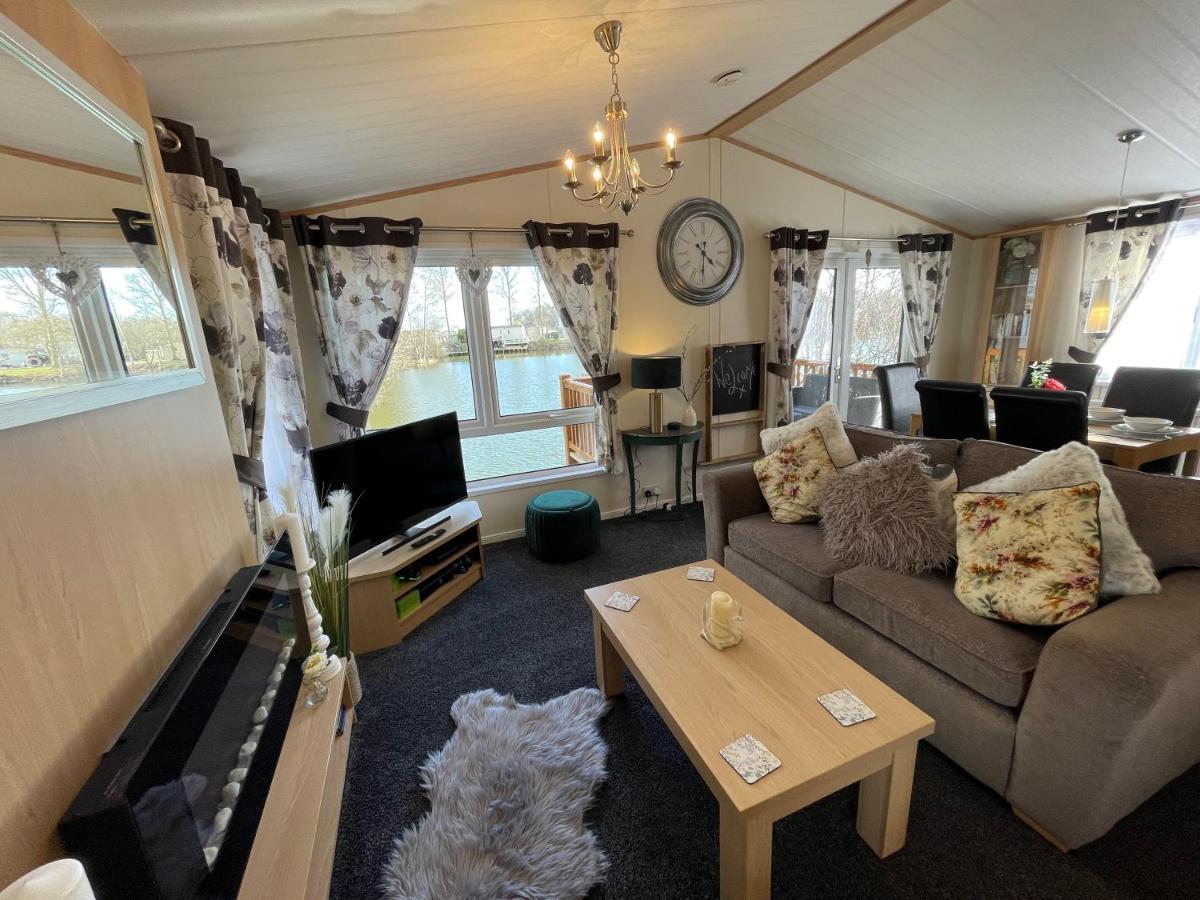 Rudd Lake Luxury Lakeside Lodge With Fishing & Hot Tub@Tattershall Bagian luar foto