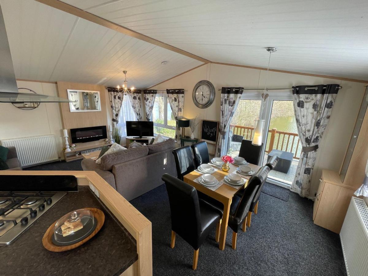 Rudd Lake Luxury Lakeside Lodge With Fishing & Hot Tub@Tattershall Bagian luar foto