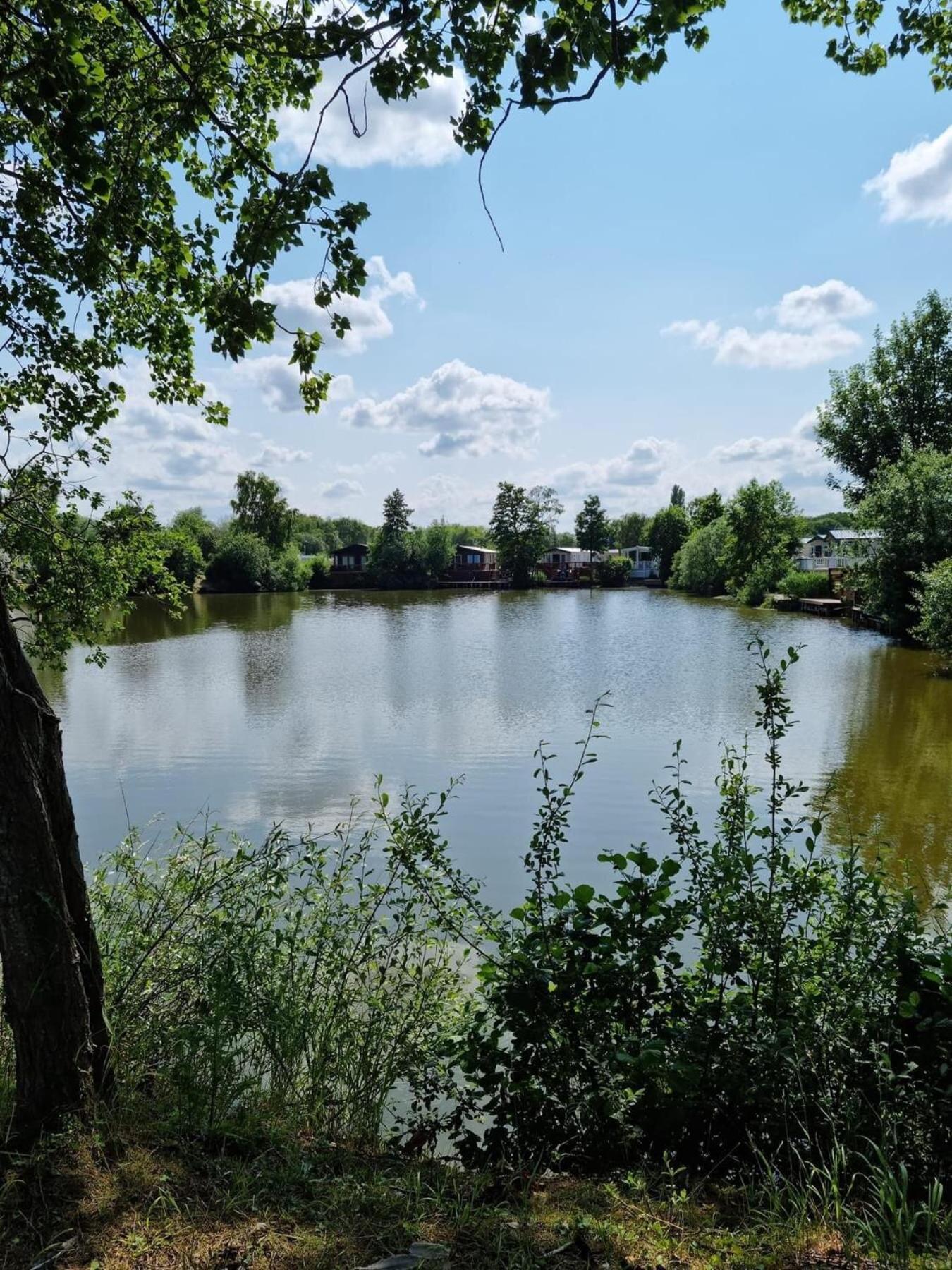 Rudd Lake Luxury Lakeside Lodge With Fishing & Hot Tub@Tattershall Bagian luar foto