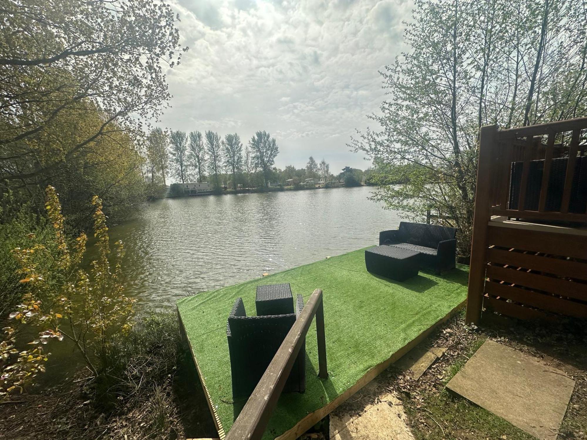 Rudd Lake Luxury Lakeside Lodge With Fishing & Hot Tub@Tattershall Bagian luar foto