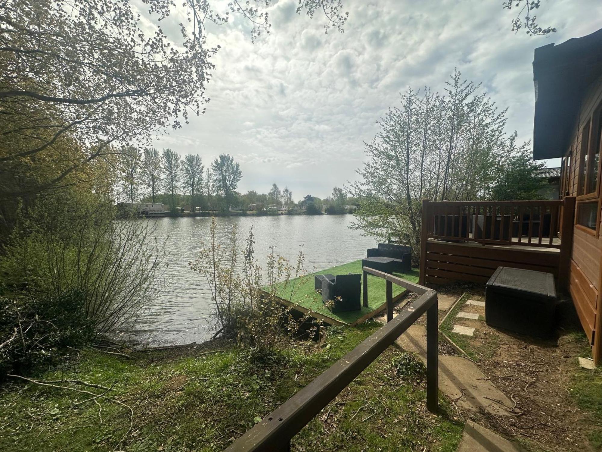 Rudd Lake Luxury Lakeside Lodge With Fishing & Hot Tub@Tattershall Bagian luar foto